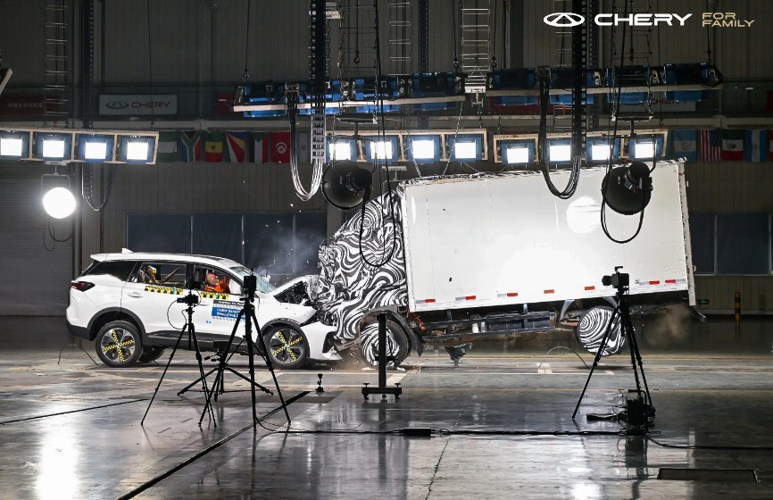 Seberapa Aman Chery TIGGO 7 Buat Mobil Keluarga? Chery Perlihatkan Langsung Lewat Uji Tabrak