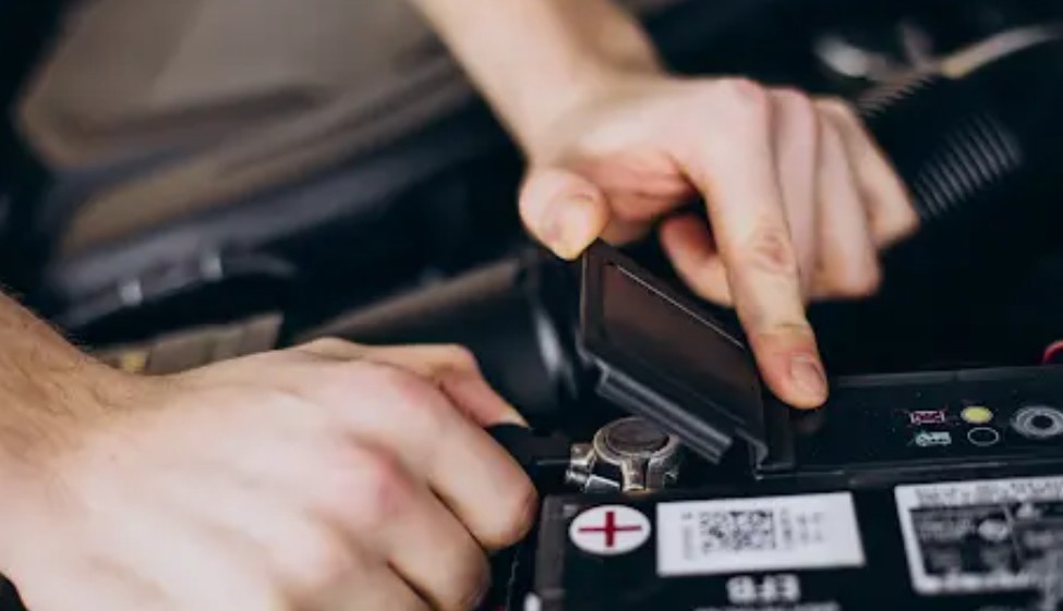 Enggak Perlu ke Bengkel, Begini Cara Simpel Cek Kondisi Aki Mobil