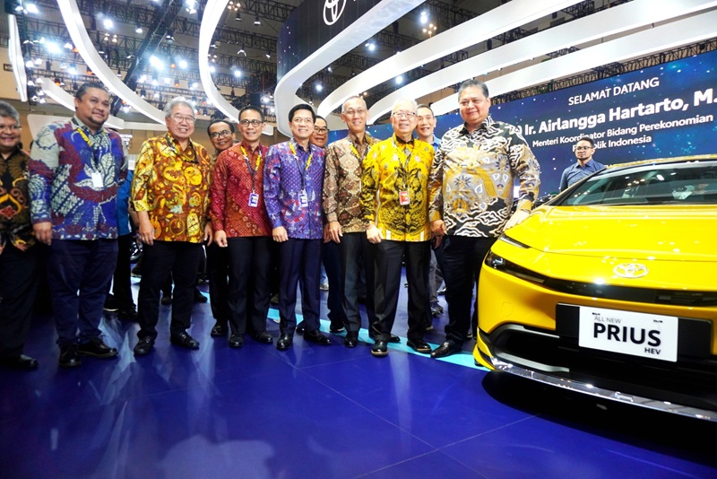 “Menteri Airlangga Kunjungi Booth Toyota di GIIAS 2024”