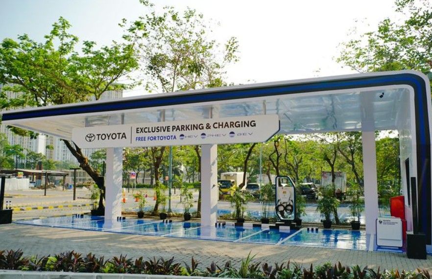Pengguna Mobil Elektrifikasi Toyota Kini Bisa Ngecas Gratis di Summarecon Mall Bekasi