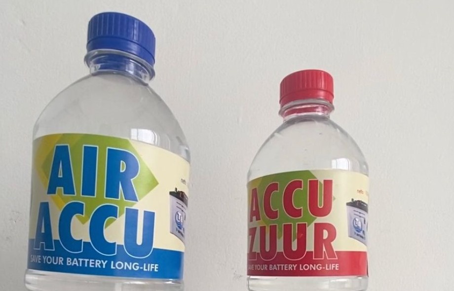 Ini Perbedaan Air Aki Botol Biru dan Merah, Jangan Sampai Salah Beli Sob!