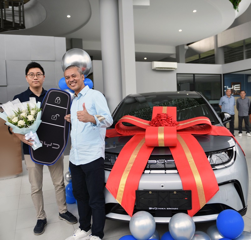 Haka Auto Menandai Momen Spesial dengan Serah Terima Unit Mobil Listrik BYD di Showroom Bintaro