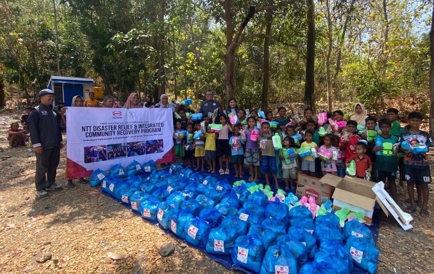 Hino Gerak Cepat Bantu Korban Gempa NTT, Dirikan Tenda Ramah Anak hingga Salurkan 80.000 Liter Air Bersih