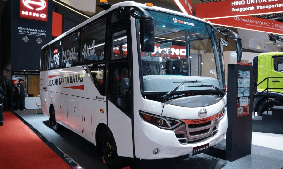 Gempur Medan Ekstrem, Hino Perkenalkan Bus 4x4 Terbaru di GIICOMVEC 2026