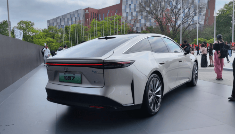 Gila! Baru Sejam Meluncur, Sedan Listrik GAC-Toyota bZ7 Langsung Dipesan Ribuan Unit