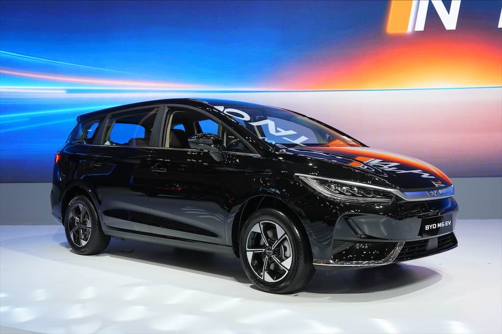BYD M6 EV Terbaru Mampu Tempuh Hingga 450 Km, Segini Harganya