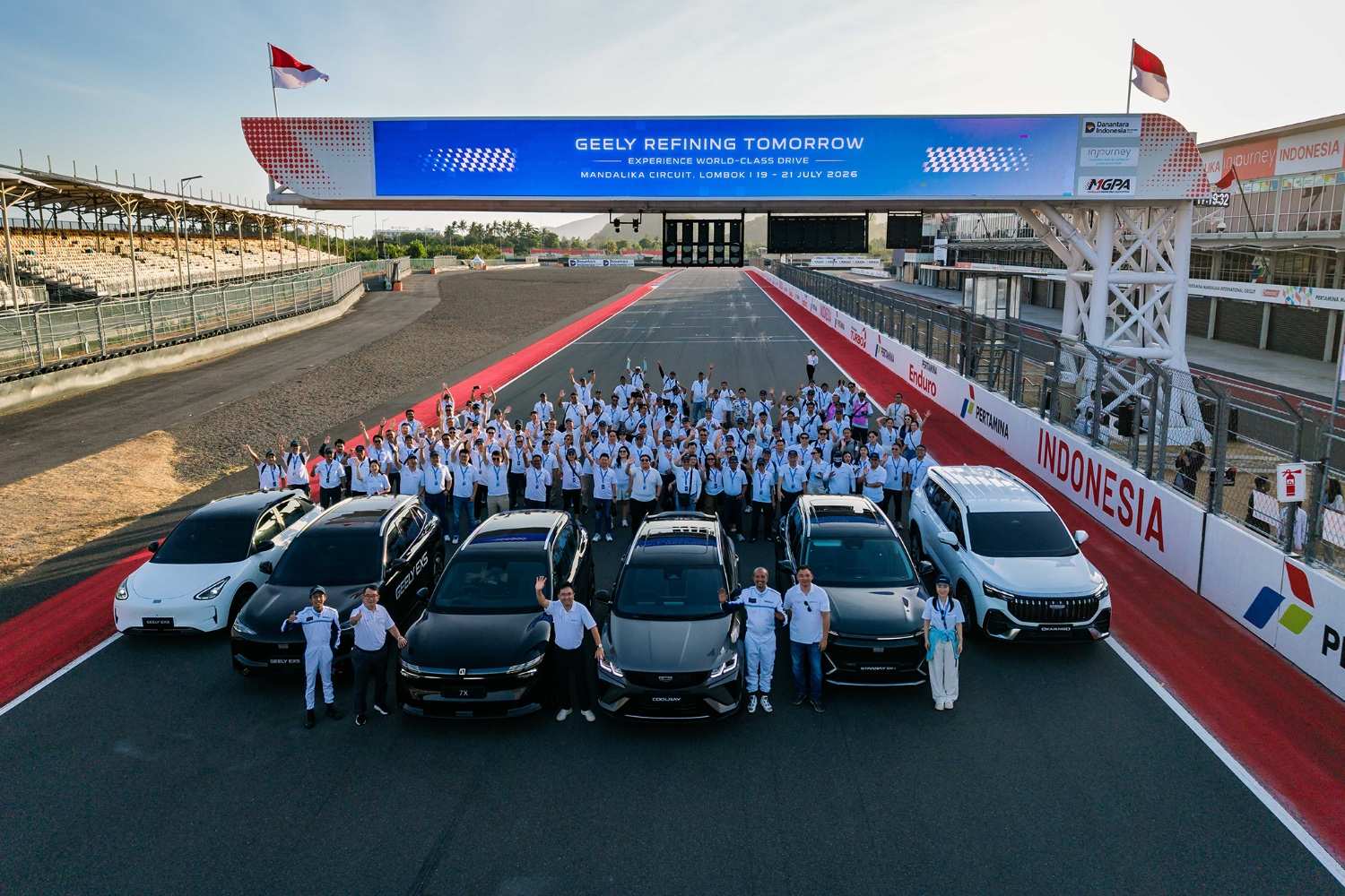 Tegaskan Komitmen di Indonesia, Geely Group Pamerkan Lini Kendaraan Multi-Powertrain di Sirkuit Mandalika