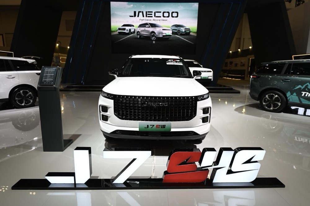 JAECOO Tampilkan Kekuatan Super Hybrid System di GJAW 2025, SUV J7 dan J8 Punya Jarak Tempuh Fantastis!