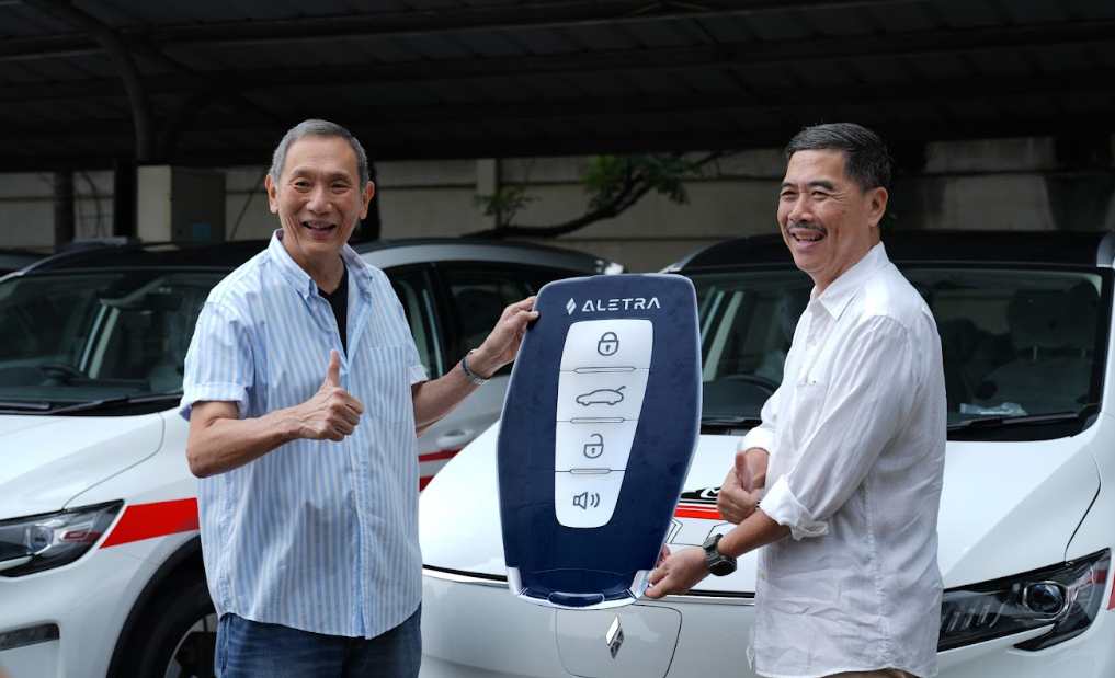 Jusuf Hamka Resmi Terima Unit Perdana Aletra L8 EV Rakitan Lokal