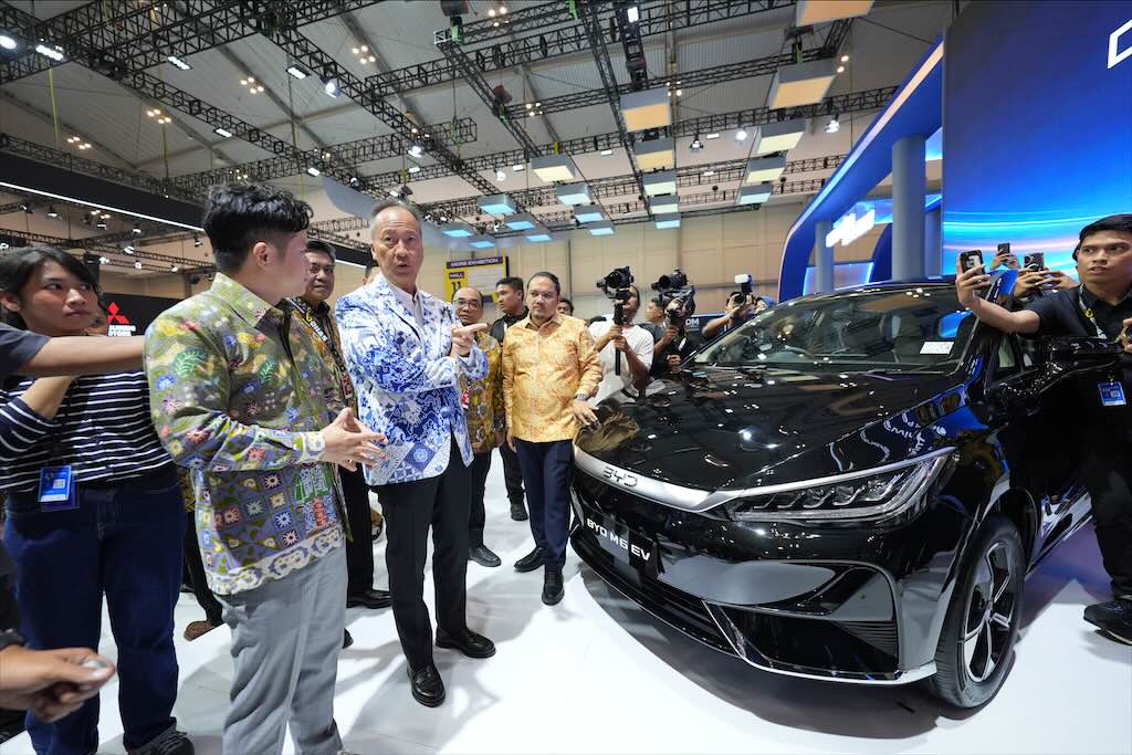 Kunjungan Menteri Perindustrian ke Booth BYD GIIAS 2026, Produksi Lokal BYD M6 Tuai Apresiasi