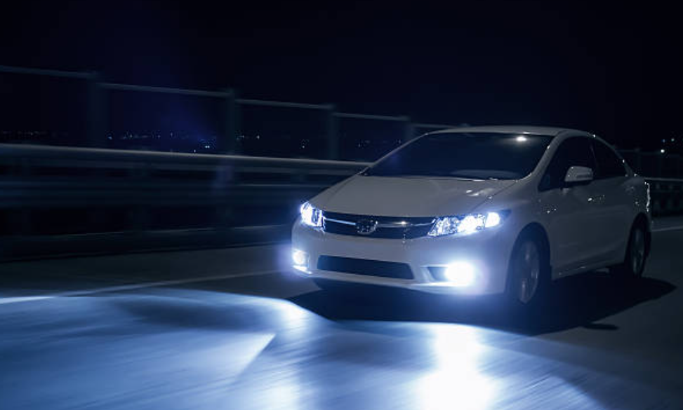 Sering Salah Kaprah! Pahami Dulu Etika Penggunaan Lampu Jauh pada Mobil