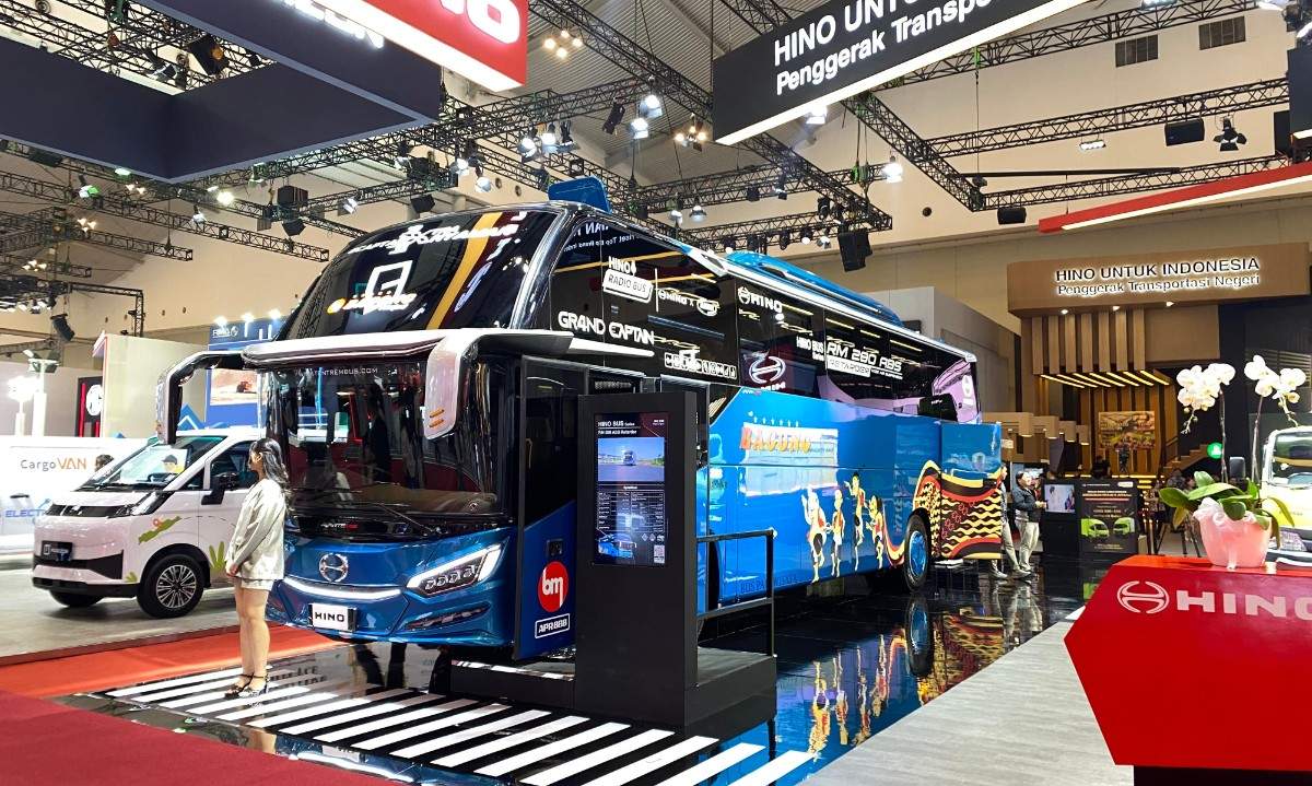 Hino Bus RM 280 ABS Retarder Mejeng di GIIAS 2026, Siap Jadi Primadona Baru Bus Pariwisata!