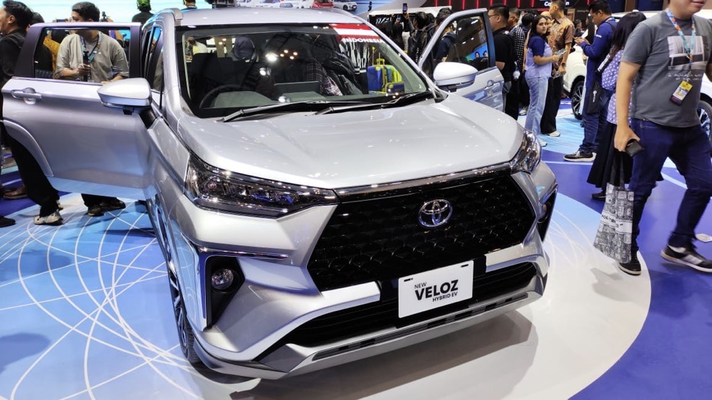 Karya Anak Bangsa! Toyota Veloz Hybrid Resmi Meluncur di GJAW 2025, Harga Bikin Kepincut!