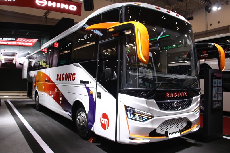 Hino Serahkan Bus Baru di GIIAS 2024 Untuk Tingkatkan Mobilitas Masyarakat Indonesia 