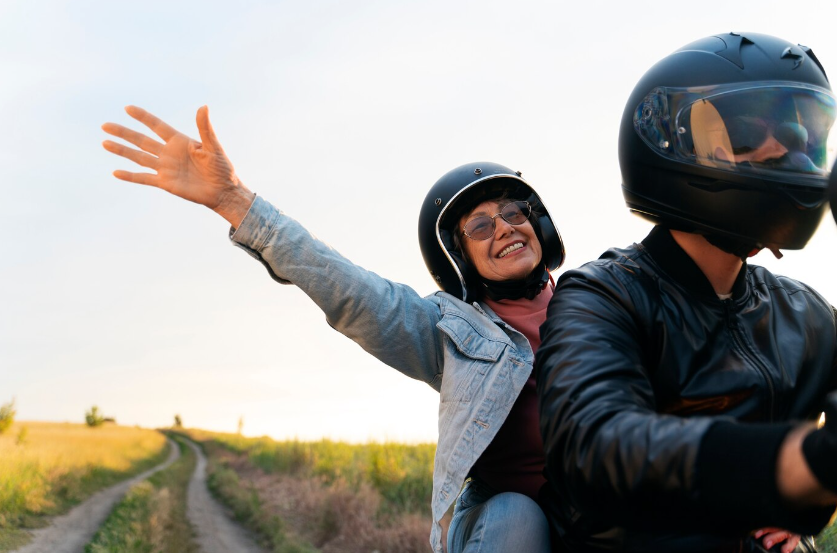 Hukum Pidana Bagi Penumpang Motor yang Bandel Tak Mau Pakai Helm, Bisa Dipenjara?