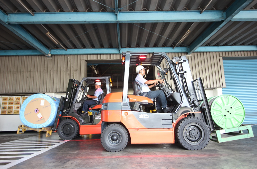 Upaya Tekan Emisi Karbon, Bridgestone Indonesia Mulai Beralih ke Forklift Listrik