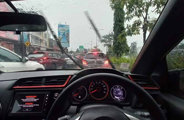 Jangan Matikan AC Mobil Ketika Hujan, Ini Penjelasannya Sob