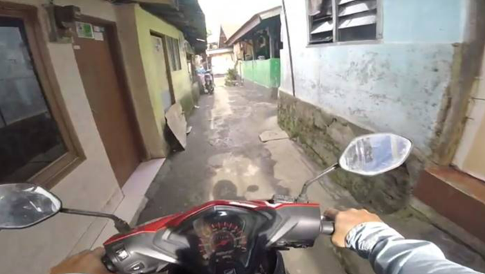 Cara Mengendarai Motor Di Jalur Sempit