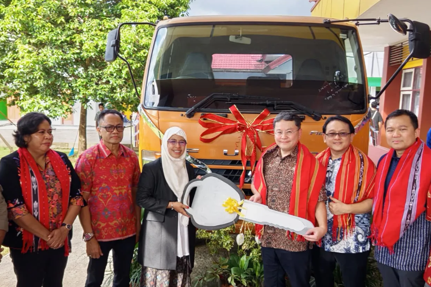 Perkuat Pendidikan Vokasi di Indonesia Timur, KTB Donasikan Truk Mitsubishi Fuso Fighter ke SMK 3 Ambon