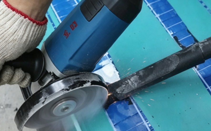 Viral! Blade Battery Gen 2 BYD Dibongkar Paksa Pakai Gerinda dan Palu, Hasilnya Mengejutkan