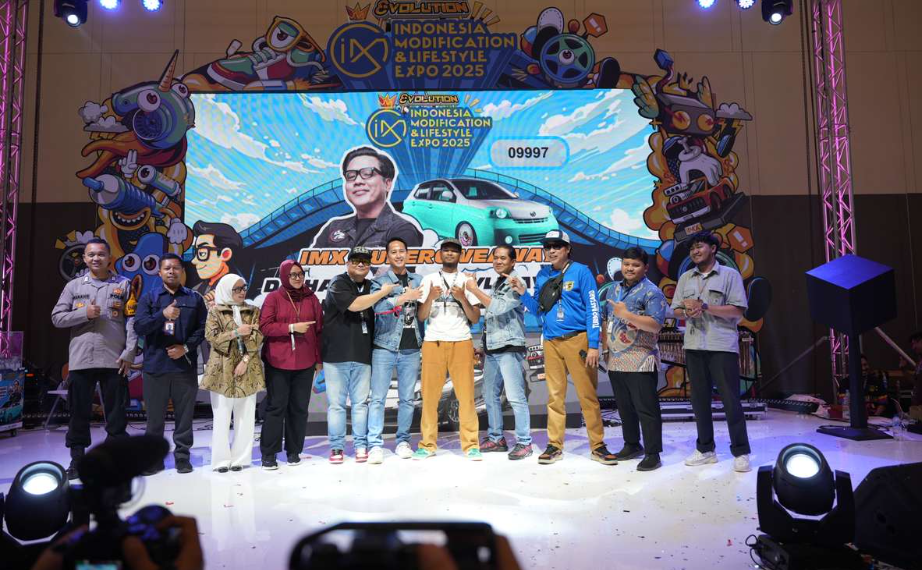 2 Konsumen Beruntung Ini Bawa Pulang Mobil Modifikasi Keren dari Daihatsu!