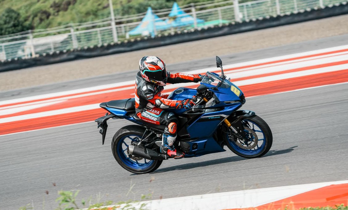 Yamaha R25 2025: Motor Sport dengan Teknologi Canggih dan Desain Agresif
