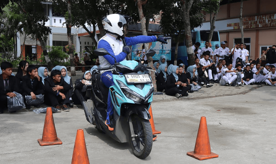Wahana Berbagi Ilmu Sambangi SMKN 5 Tangerang, Bekali Siswa Teknik Berkendara Aman dan Bertanggung Jawab