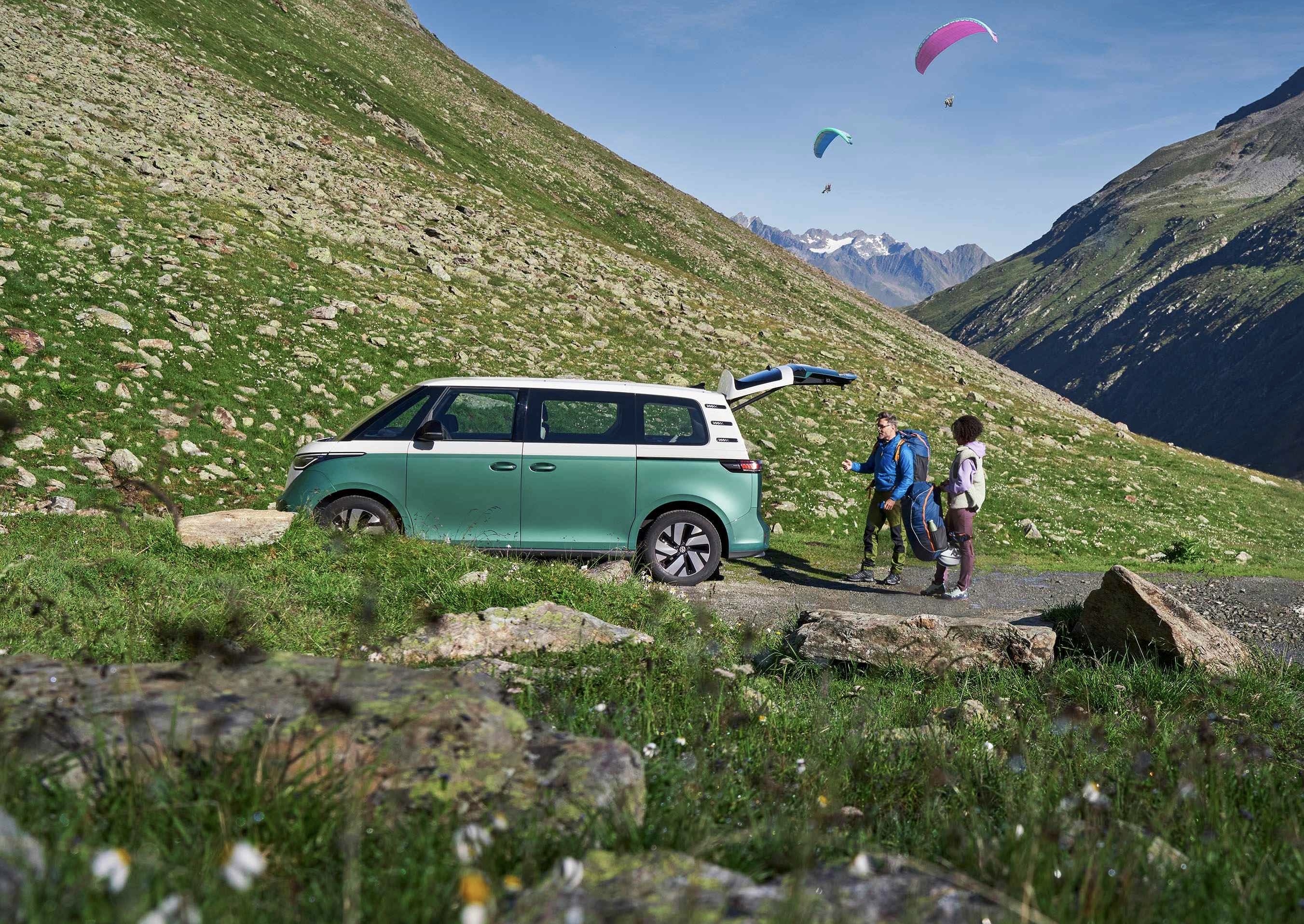 Volkswagen Bagikan Tips Aman Road Trip Akhir Tahun Pakai Mobil Listrik, Sudah Siap Liburan?