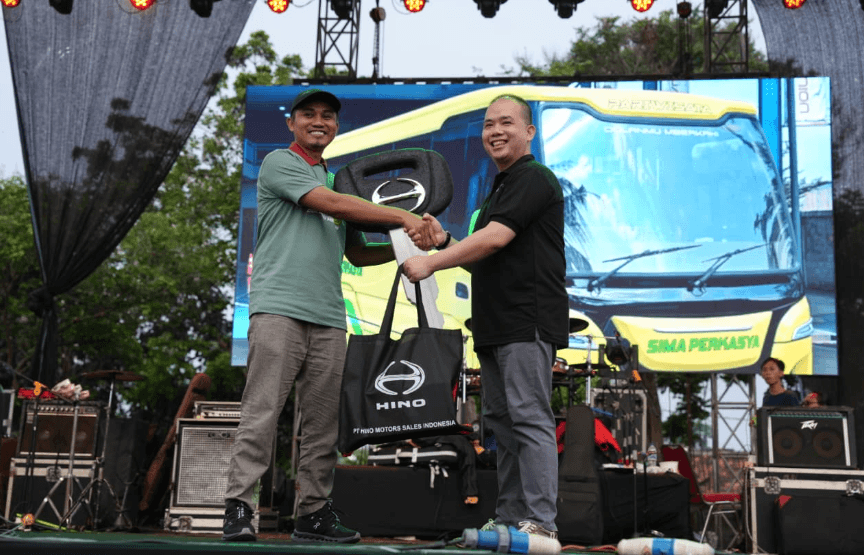 Hino Serahkan Bus Edisi Spesial Anniversary ke PO Sima Perkasya 
