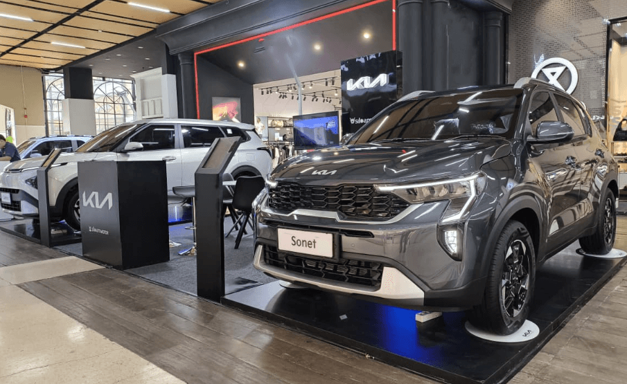 Jemput Bola! Kia Pamer All New Carens & New Sonet di Mal Bandung-Jakarta Selama Ramadan