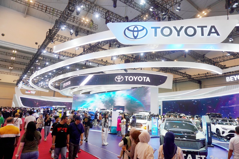 Toyota Ajak Masyarakat Memanfaatkan Beragam Program Kepemilikan Mobil dan Merasakan Pengalaman Kemampuan Konektivitas Teknologi 1Connect