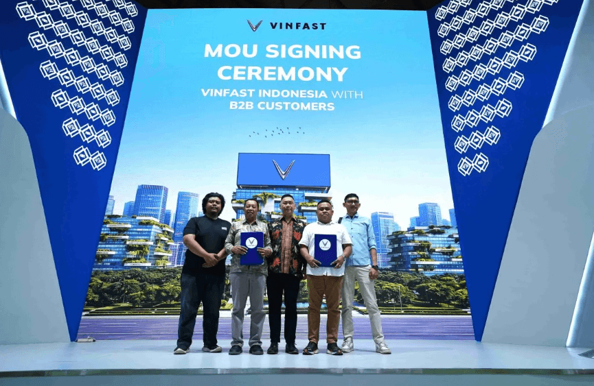 RVE dan Persada Nusantara Pesan Ratusan Unit VinFast Limo Green untuk Armada Operasional