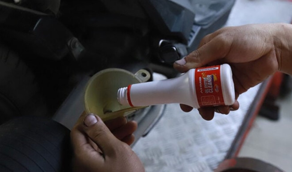 Sering Gonta-ganti Merek Oli Motor? Perlukah Engine Flush untuk Membersihkan Sisa Oli Lama?