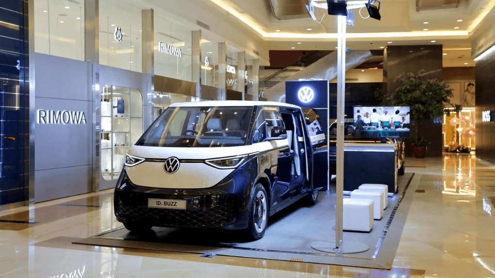 VW ID. Buzz Sapa Warga Jakarta hingga Medan, Intip Jadwal Mejeng Mobil Listrik Ikonik Ini di Mall Favoritmu!