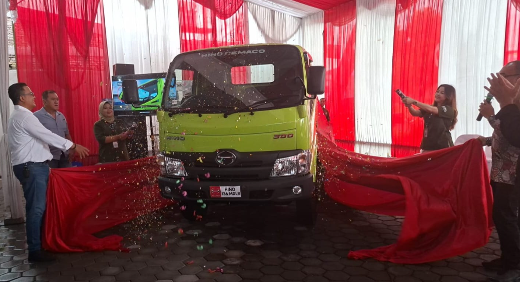 Gebrak Pasar Kendaraan Niaga Jawa Tengah, Hino300 – 136 MDLR Resmi Meluncur di Solo dan Semarang