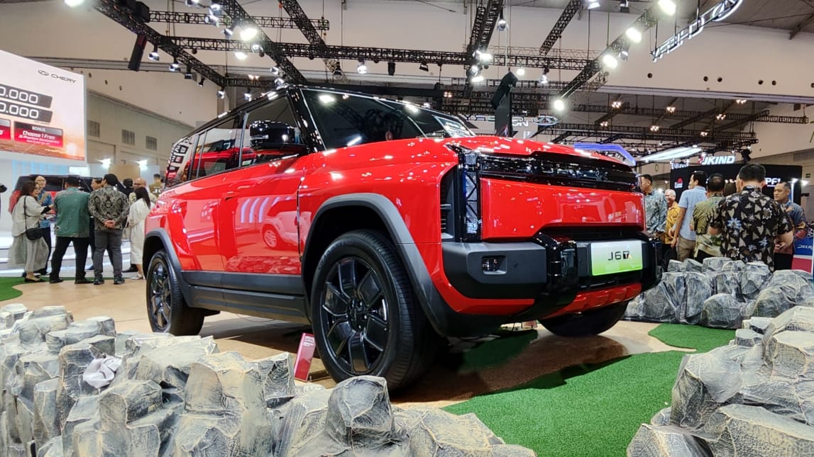 Resmi Mengaspal! SUV Listrik Chery J6T Tampil Gagah di Permata Bank GJAW 2025