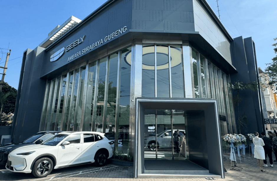 Tancap Gas ke Jawa Timur, Geely Resmikan Diler Pertama di Surabaya