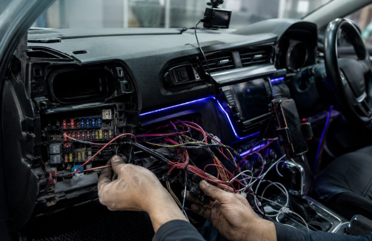 Pasang Aksesori Elektronik Sembarangan Bisa Bikin Kelistrikan Mobil Kacau, Ini Risiko yang Wajib Diketahui