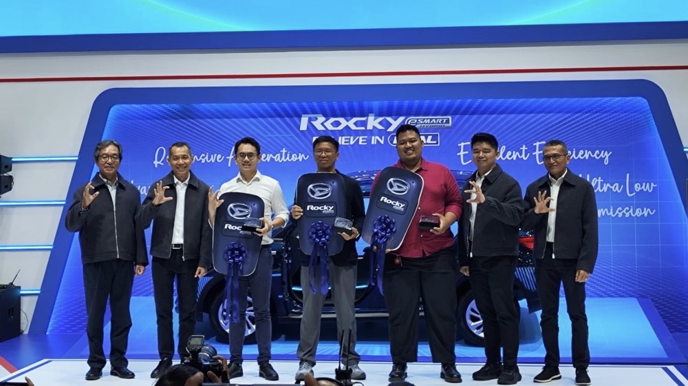 GJAW 2025: Daihatsu Serahkan 3 Unit Perdana Rocky Hybrid ke Konsumen