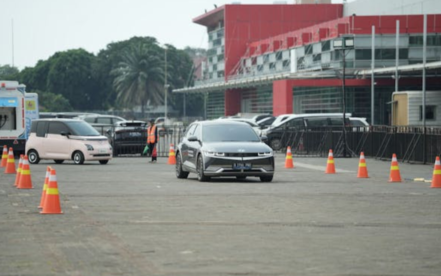 Antusiasme Pengunjung Membludak di Area Test Drive dan Test Ride PEVS 2025, Ada Khusus Anak-anak Juga!
