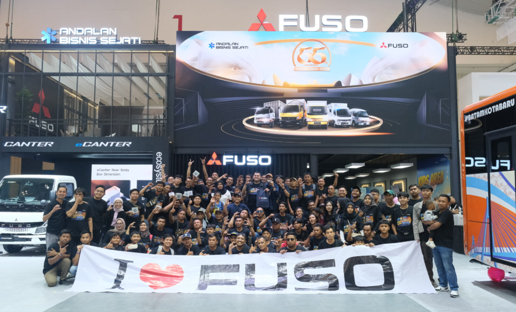Komunitas Canter Serbu Booth Mitsubishi Fuso di GIIAS 2025