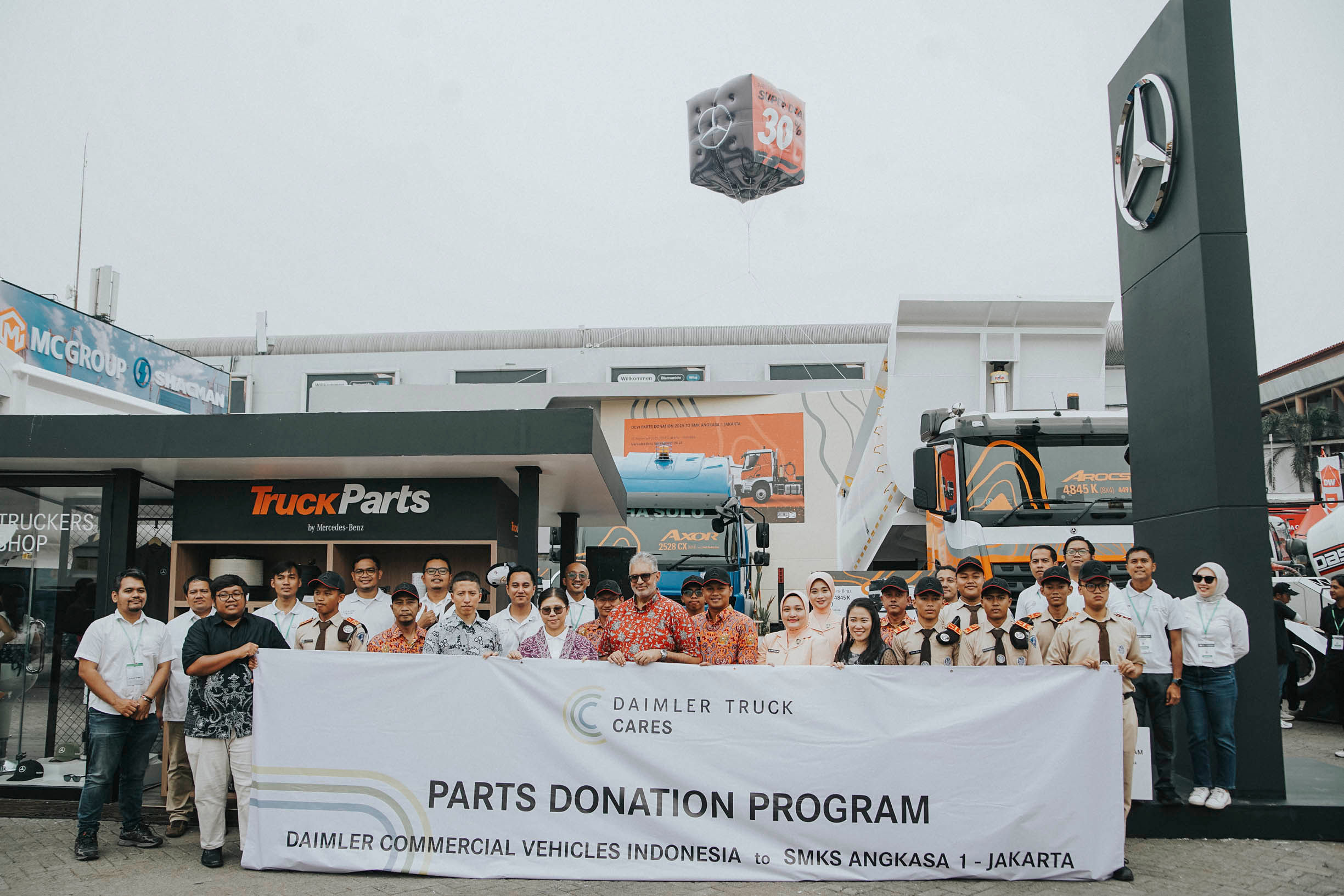 Dukung Pendidikan Vokasi, DCVI Sumbang Mesin Bus Mercedes-Benz ke SMK 1 Angkasa Jakarta