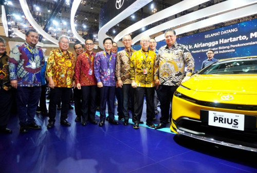 “Menteri Airlangga Kunjungi Booth Toyota di GIIAS 2024”