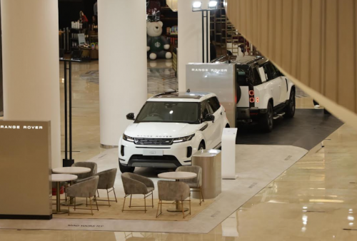 Range Rover Evoque dan Defender 110 Dipamerkan di Senayan City