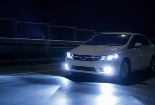 Sering Salah Kaprah! Pahami Dulu Etika Penggunaan Lampu Jauh pada Mobil