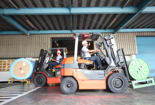 Upaya Tekan Emisi Karbon, Bridgestone Indonesia Mulai Beralih ke Forklift Listrik