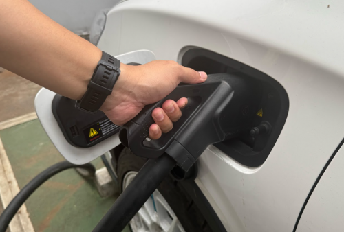 Begini Cara Aman Mengatasi Charger Gun NETA V-II yang Tersangkut, Awas Jangan Asal!