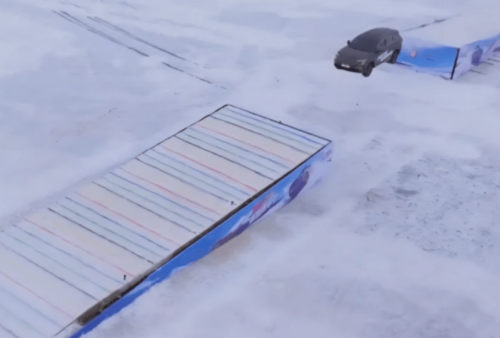 Aksi Ekstrem Lompat 20 Meter di Tanjakan Es, Changan CS75 Plus Pecahkan Rekor Dunia